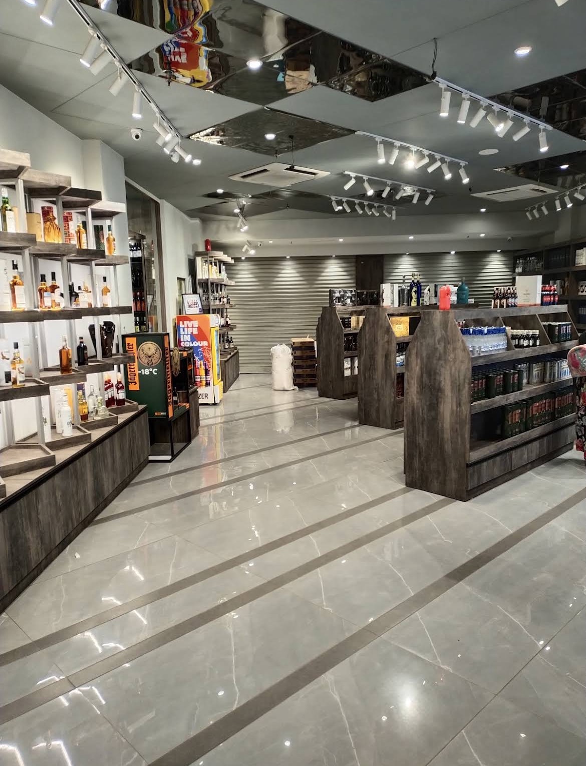 Best liquor shop in Noida with premium ambience and easy parking – Vandyk Spirits