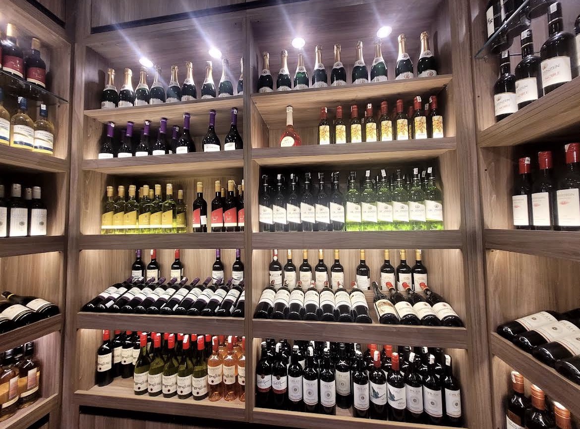Vandyk Spirits Noida – premium liquor store near Sector 18 with whisky, wine, and beer collection