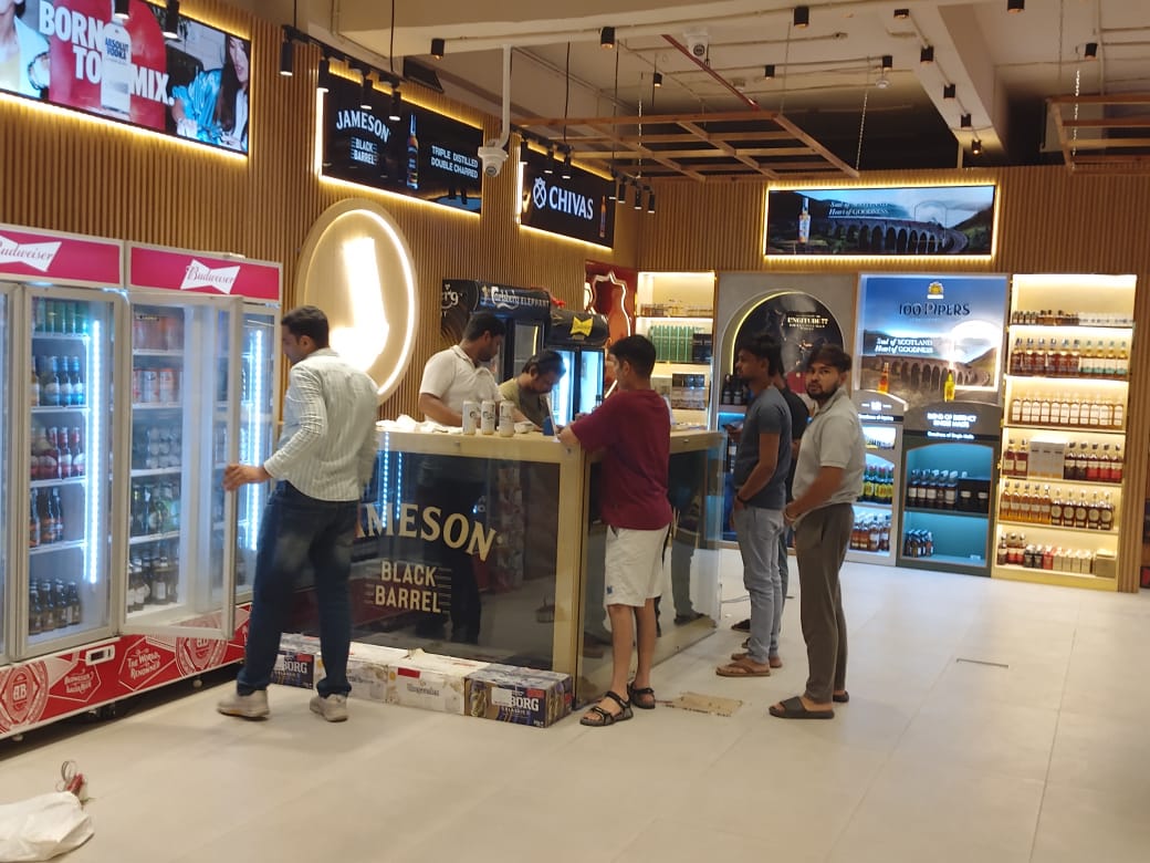 Vandyk Spirits Noida – premium liquor store near Sector 18 offering whisky, wine, and beer